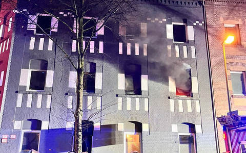 FW-E: Ausgedehnter Wohnungsbrand in der Nacht - drei verletzte Personen - Foto: presseportal.de