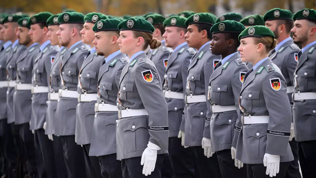 Die Modernisierung der Uniformen war schon 2018 beschlossen worden. (Archivbild) - Bild: Bernd von Jutrczenka/dpa