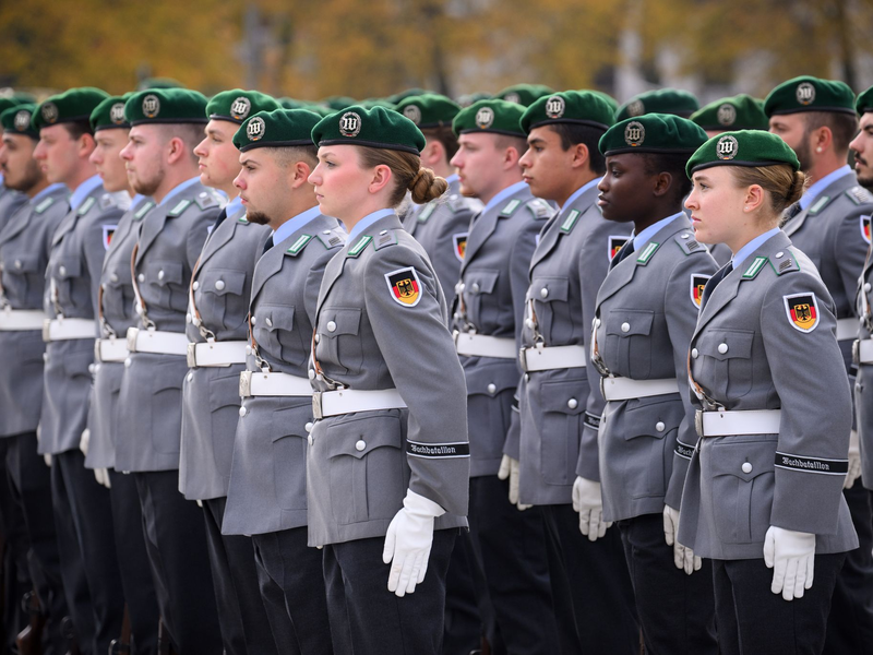 Rund 60.000 Planstellen für Soldatinnen und Soldaten weniger gab es 2024 laut Bericht im Vergleich zu 2010. (Symbolbild) - Foto: Bernd von Jutrczenka/dpa