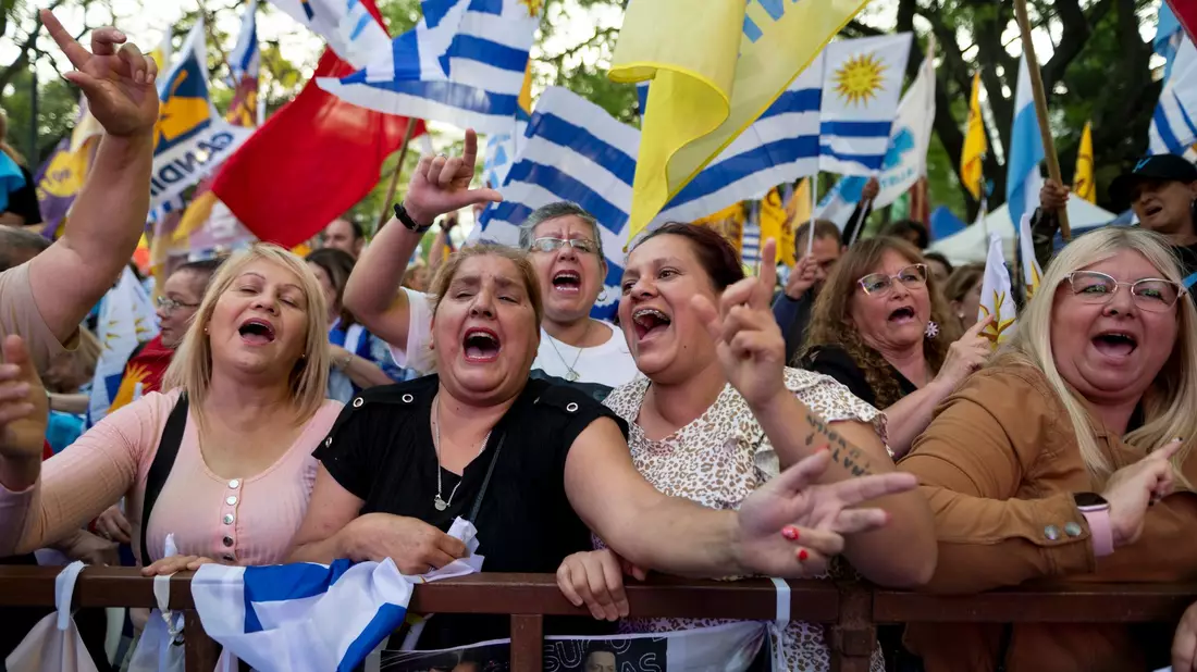 Bei der Stichwahl in Uruguay wird ein knappes Ergebnis erwartet. (Archivbild) - Bild: Santiago Mazzarovich/AP/dpa