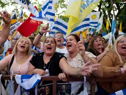 Bei der Stichwahl in Uruguay wird ein knappes Ergebnis erwartet. (Archivbild) - Foto: Santiago Mazzarovich/AP/dpa