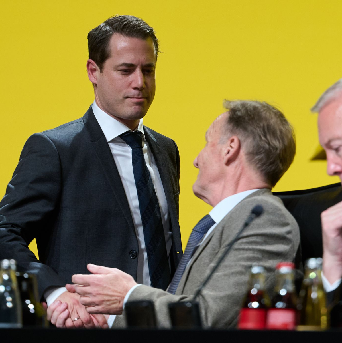 BVB-Präsident Lunow (l) macht den Weg für Watzke (r) frei. (Archivfoto) - Foto: Bernd Thissen/dpa