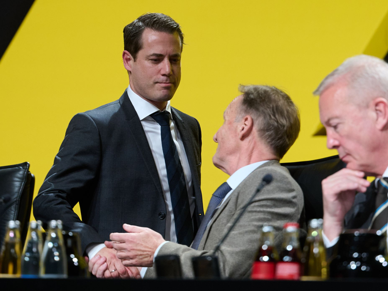 Sportdirektor Sebastian Kehl (links) und Trainer Nuri Sahin waren ebenfalls anwesend - Foto: Bernd Thissen/dpa