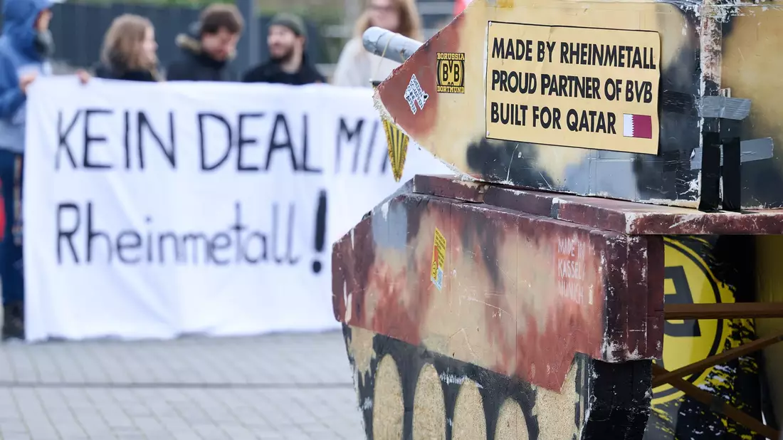 Auch am Rande der Mitgliederversammlung gab es Kritik am BVB-Deal mit Rheinmetall - Bild: Bernd Thissen/dpa