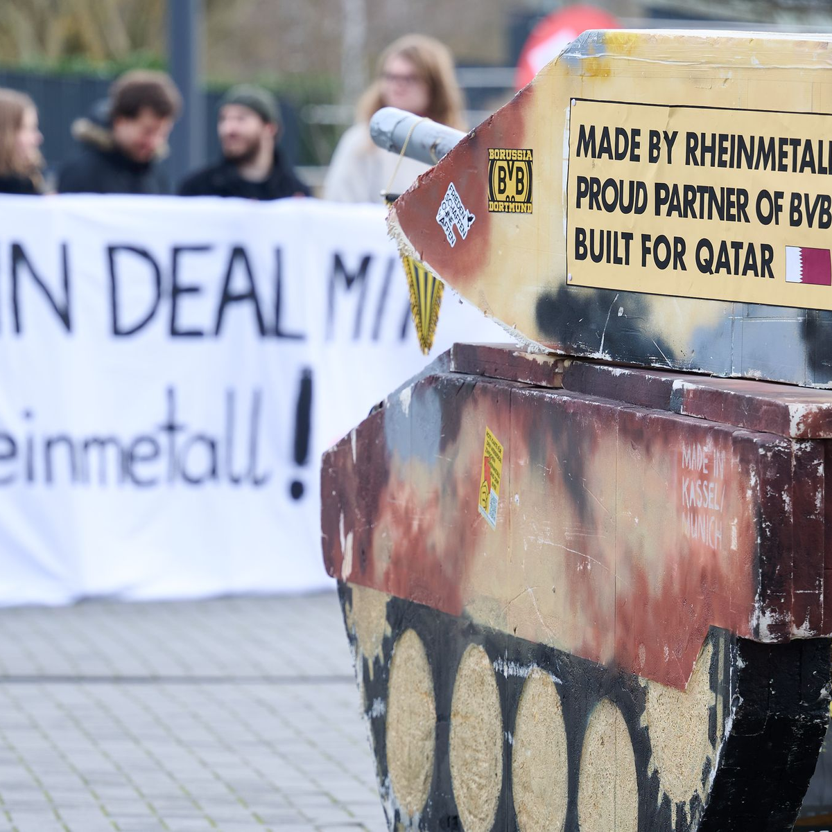 Auch am Rande der Mitgliederversammlung gab es Kritik am BVB-Deal mit Rheinmetall - Foto: Bernd Thissen/dpa