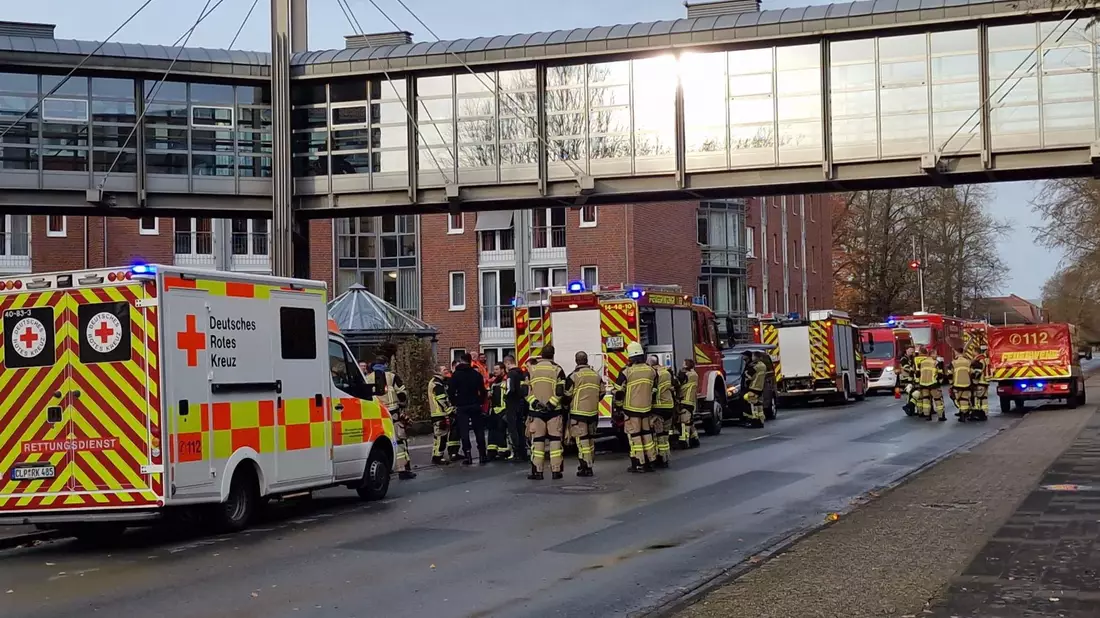 Bei einem Brand in einem Seniorenheim in Cloppenburg ist eine Frau gestorben und 30 Menschen wurden verletzt. - Bild: Nord-West-Media TV/dpa