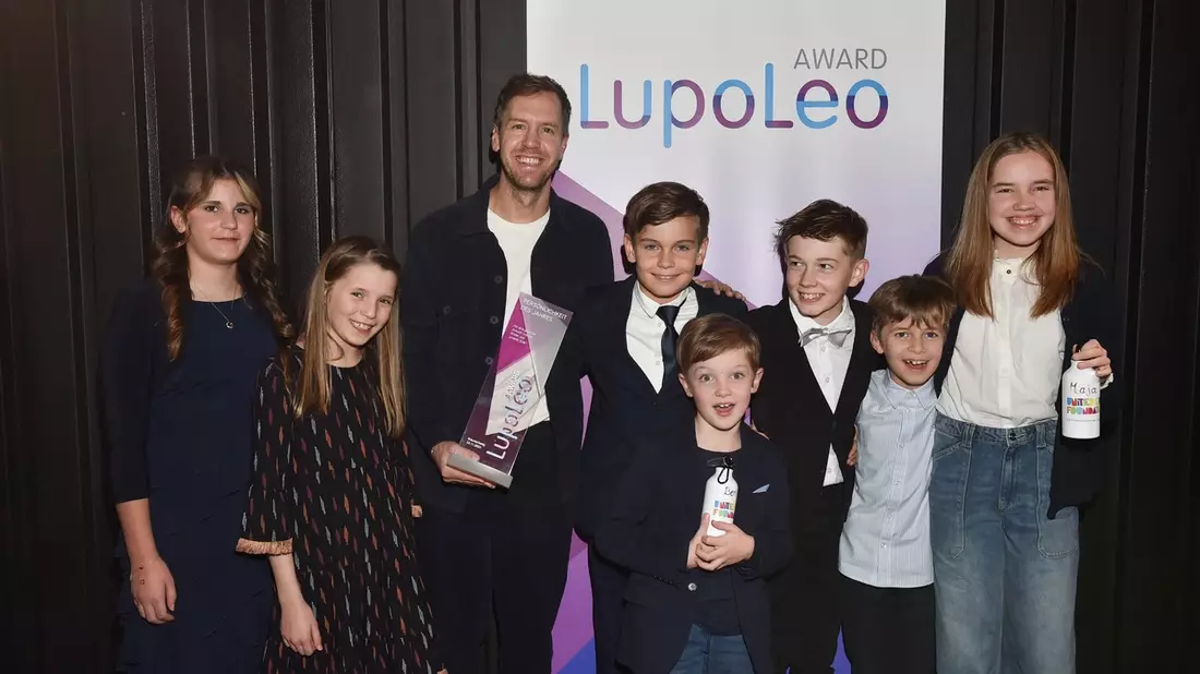LupoLeo Award-Sieger Sebastian Vettel begeistert: Ich bin wirklich gerührt / Größter Förderpreis für soziales Engagement im Kinder- & Jugendbereich: Recycling Roadies und Giulianna Göb ausgezeichnet - Bild: presseportal.de