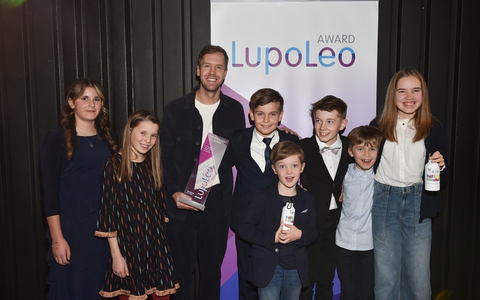 LupoLeo Award-Sieger Sebastian Vettel begeistert: Ich bin wirklich gerührt / Größter Förderpreis für soziales Engagement im Kinder- & Jugendbereich: Recycling Roadies und Giulianna Göb ausgezeichnet - Foto: presseportal.de LupoLeo Award-Sieger Sebastian Vettel begeistert: Ich bin wirklich gerührt / Größter Förderpreis für soziales Engagement im Kinder- & Jugendbereich: Recycling Roadies und Giulianna Göb ausgezeichnet - Foto: presseportal.de
