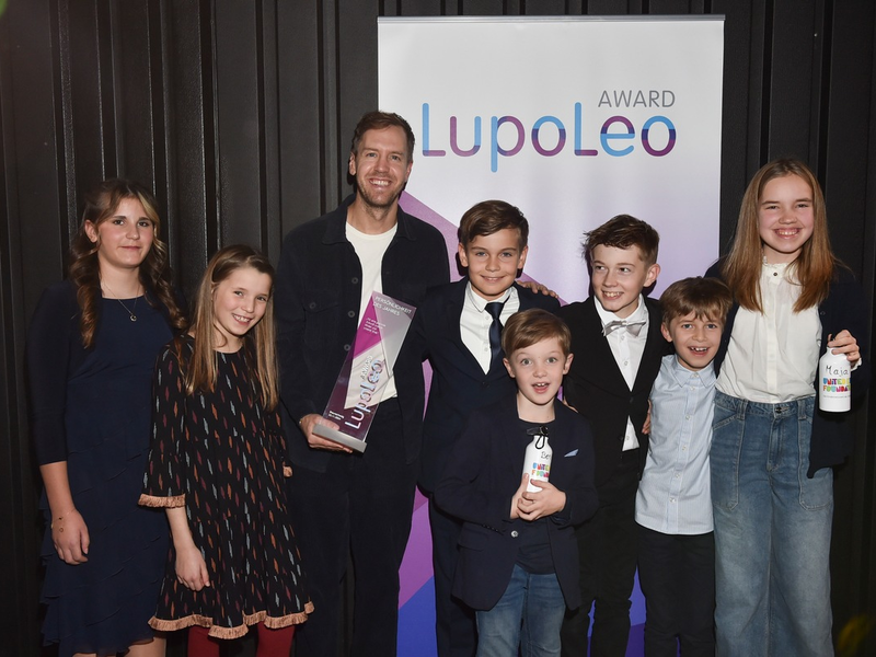 LupoLeo Award-Sieger Sebastian Vettel begeistert: Ich bin wirklich gerührt / Größter Förderpreis für soziales Engagement im Kinder- & Jugendbereich: Recycling Roadies und Giulianna Göb ausgezeichnet - Foto: presseportal.de