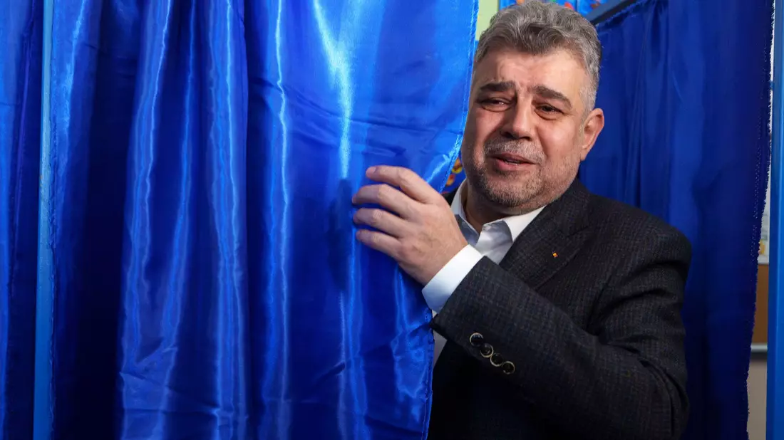 Der sozialdemokratische Ministerpräsident Marcel Ciolacu ist aus dem Rennen ausgeschieden. (Archivbild) - Bild: Vadim Ghirda/AP