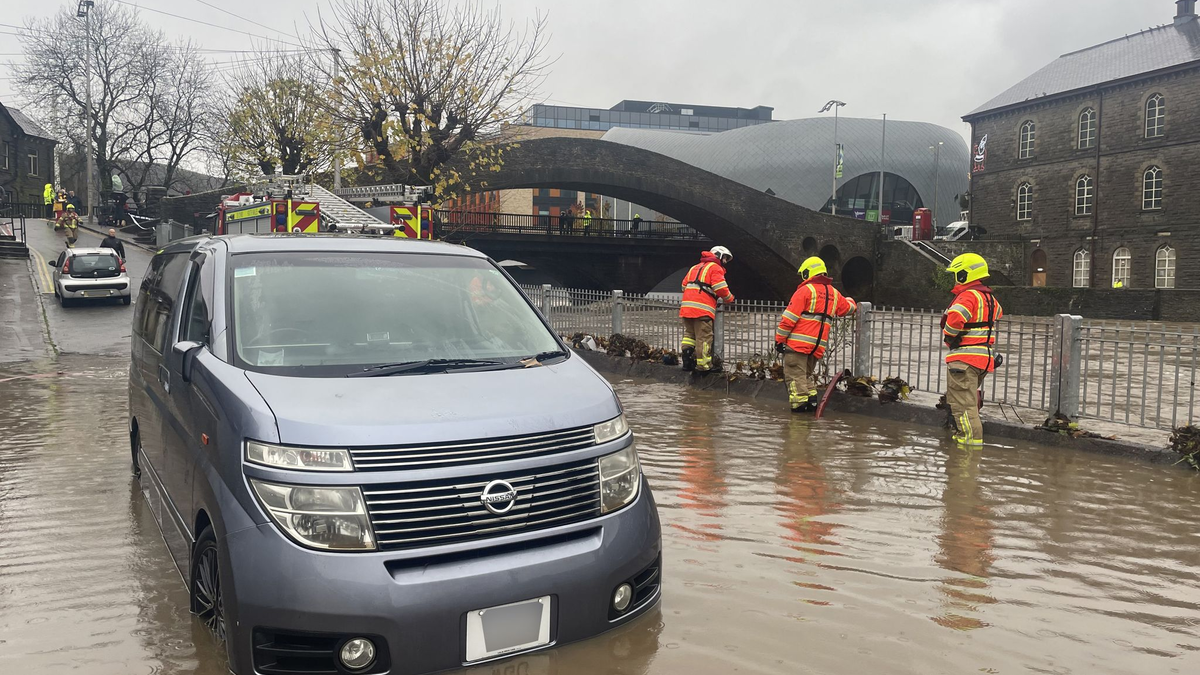 Mancherorts standen ganze Straßenzüge unter Wasser, Hunderte Häuser wurden beschädigt. - Foto: George Thompson/PA Wire/dpa