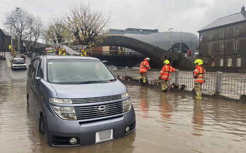Mancherorts standen ganze Straßenzüge unter Wasser, Hunderte Häuser wurden beschädigt. - Foto: George Thompson/PA Wire/dpa Mancherorts standen ganze Straßenzüge unter Wasser, Hunderte Häuser wurden beschädigt. - Foto: George Thompson/PA Wire/dpa