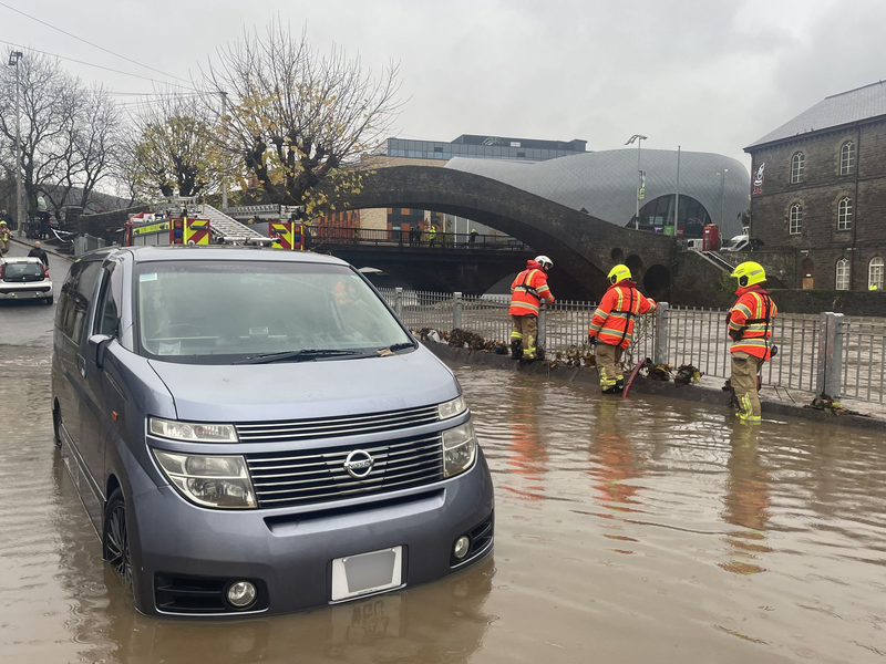 Mancherorts standen ganze Straßenzüge unter Wasser, Hunderte Häuser wurden beschädigt. - Foto: George Thompson/PA Wire/dpa