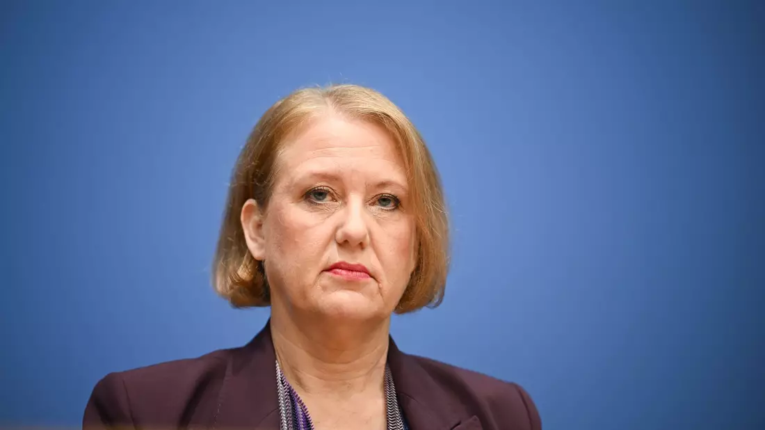 Weltweit wird heute an Gewalt gegen Frauen erinnert. Die deutsche Frauenministerin Lisa Paus ist besorgt (Archivfoto). - Bild: Sebastian Christoph Gollnow/dpa