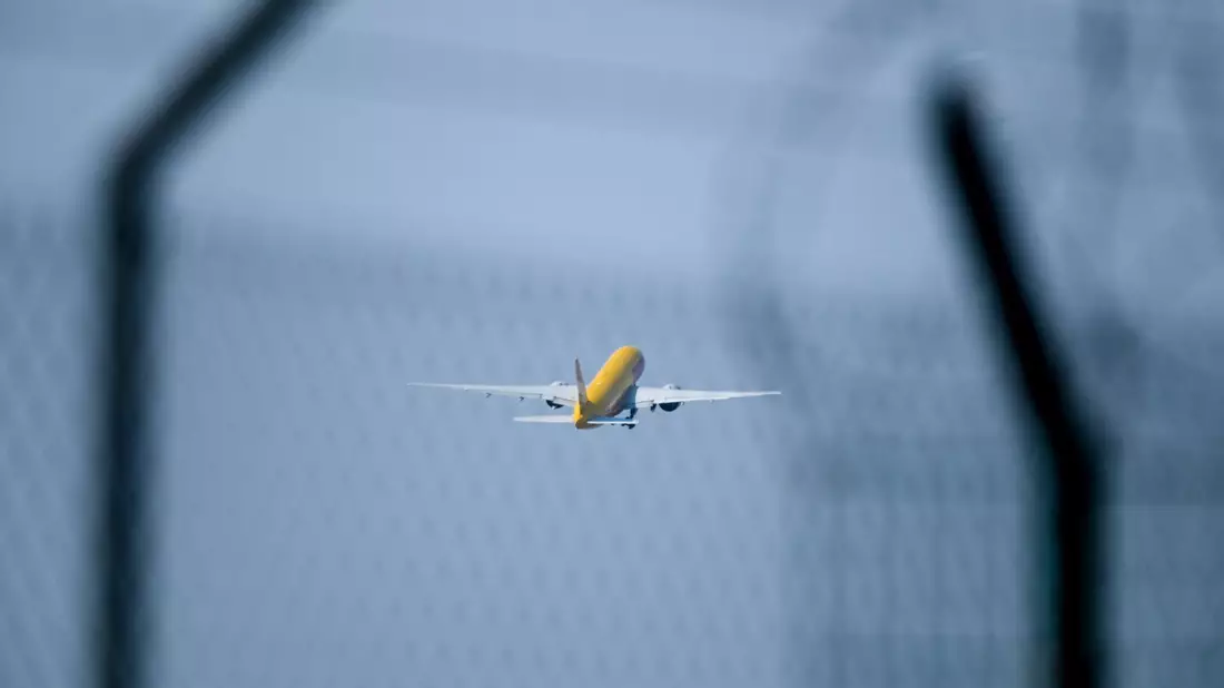 Ein in Leipzig gestartetes Frachtflugzeug ist in Litauen abgestürzt. (Archivbild) - Bild: Heiko Rebsch/dpa