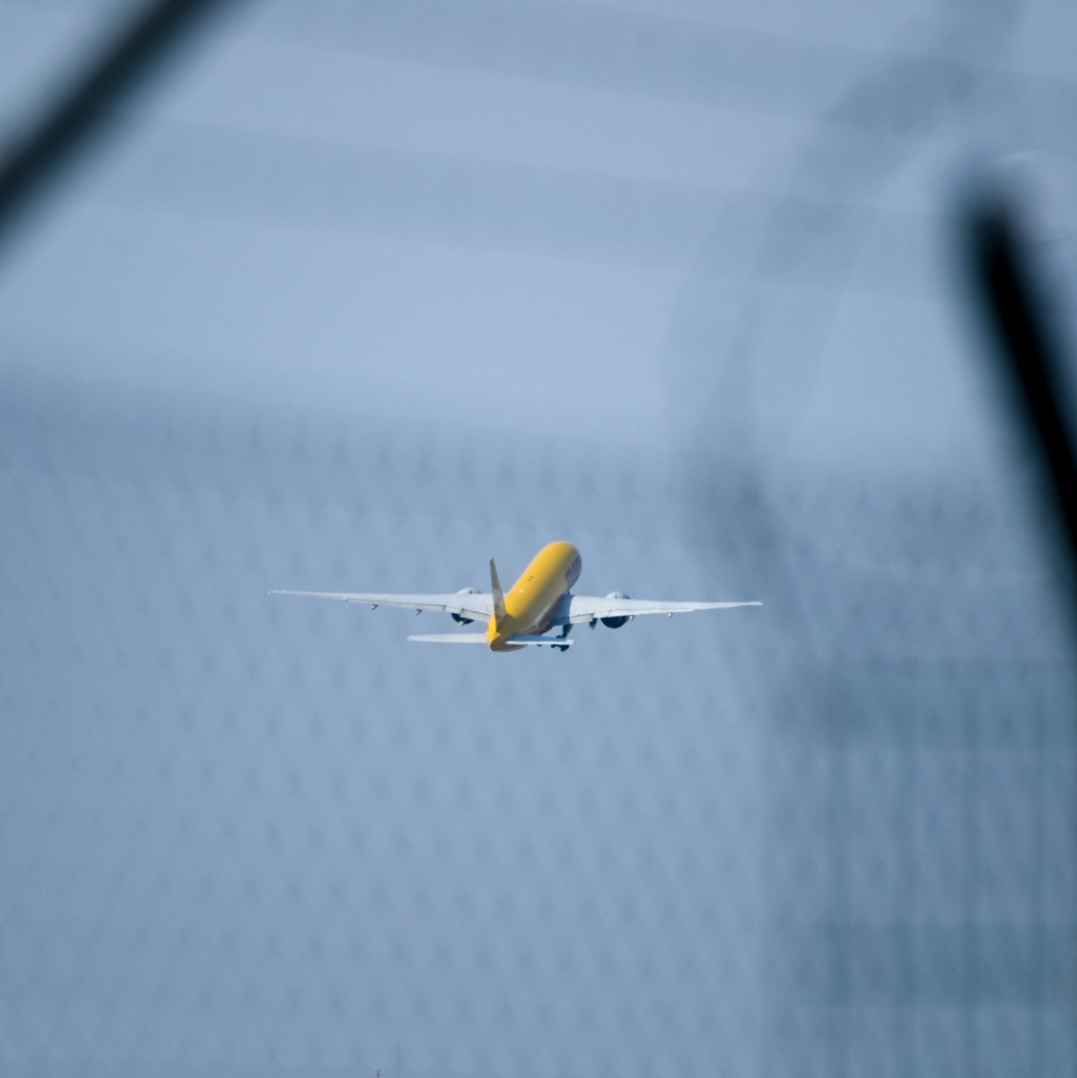 Ein in Leipzig gestartetes Frachtflugzeug ist in Litauen abgestürzt. (Archivbild) - Foto: Heiko Rebsch/dpa