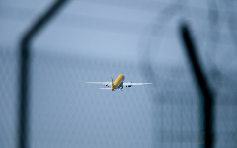 Ein in Leipzig gestartetes Frachtflugzeug ist in Litauen abgestürzt. (Archivbild) - Foto: Heiko Rebsch/dpa
