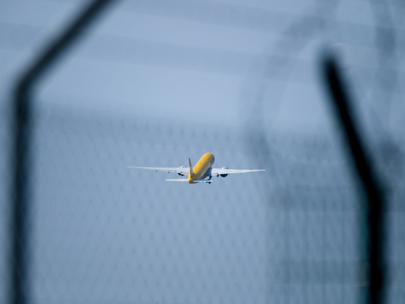 Ein in Leipzig gestartetes Frachtflugzeug ist in Litauen abgestürzt. (Archivbild) - Foto: Heiko Rebsch/dpa