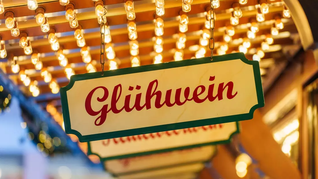 Den ersten Glühwein gibt es vielerorts bei extrem milden Temperaturen im zweistelligen Bereich. (Archivbild) - Bild: Andreas Arnold/dpa