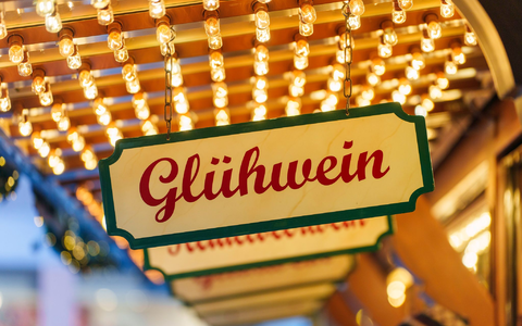 Den ersten Glühwein gibt es vielerorts bei extrem milden Temperaturen im zweistelligen Bereich. (Archivbild) - Foto: Andreas Arnold/dpa