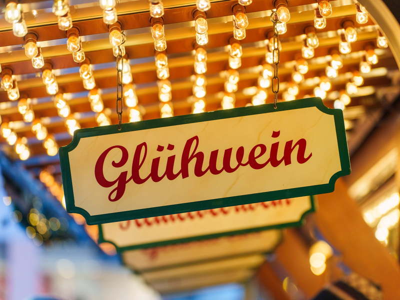 Den ersten Glühwein gibt es vielerorts bei extrem milden Temperaturen im zweistelligen Bereich. (Archivbild) - Foto: Andreas Arnold/dpa