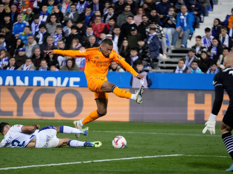 Superstar Kylian Mbappé fühlt sich langsam angekommen im Team. - Foto: Bernat Armangue/AP