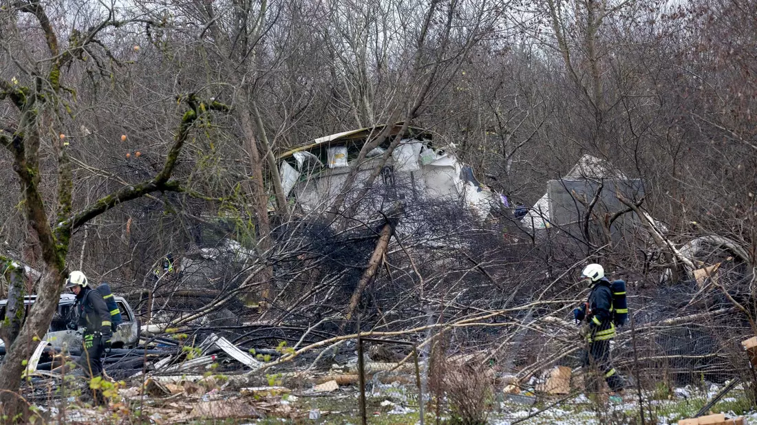 Trümmer des Frachtflugszeugs, das kurz vor dem Flughafen von Vilnius abstürzte (Foto aktuell).  - Bild: Mindaugas Kulbis/AP