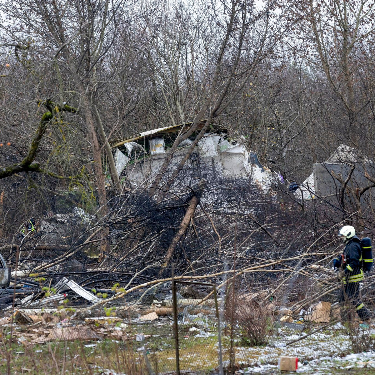 Trümmer des Frachtflugzeugs, das kurz vor dem Flughafen von Vilnius abstürzte.  - Foto: Mindaugas Kulbis/AP