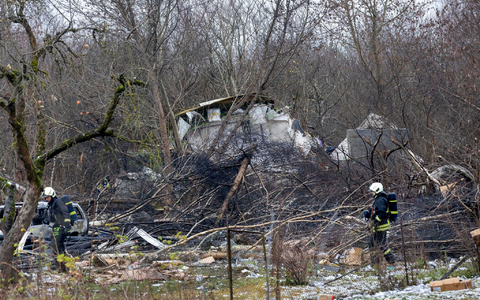 Trümmer des Frachtflugszeugs, das kurz vor dem Flughafen von Vilnius abstürzte (Foto aktuell).  - Foto: Mindaugas Kulbis/AP