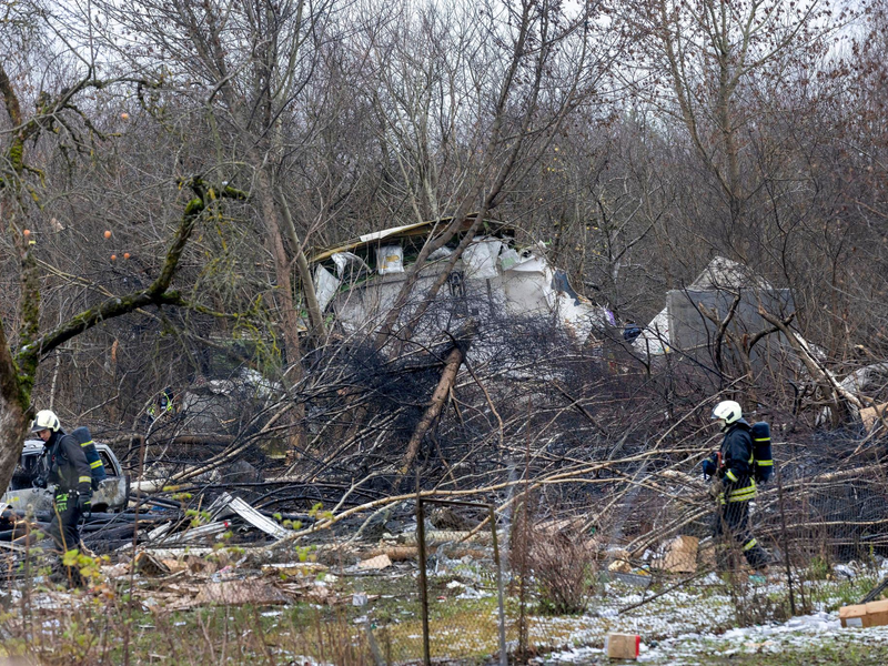 Bei dem Absturz des Flugzeugs trafen Trümmerteile auch ein Wohnhaus.  - Foto: Mindaugas Kulbis/AP