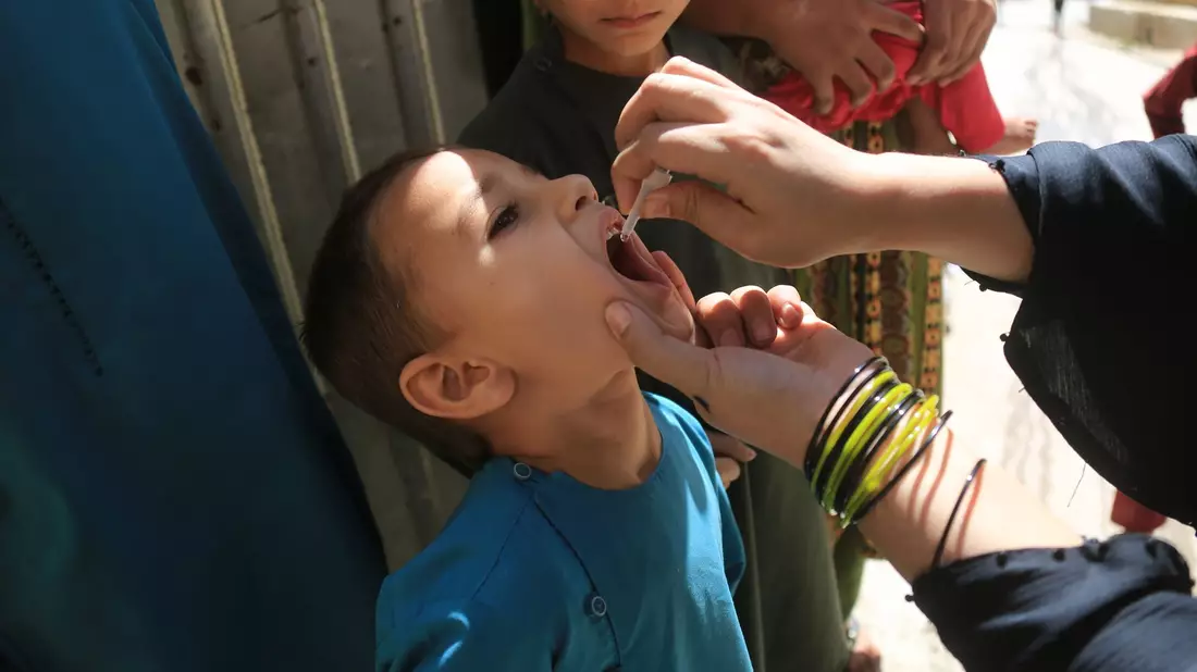Eine Schluckimpfung kann vor Polio schützen. (Archivfoto) - Bild: Saifurahman Safi/Xinhua/dpa