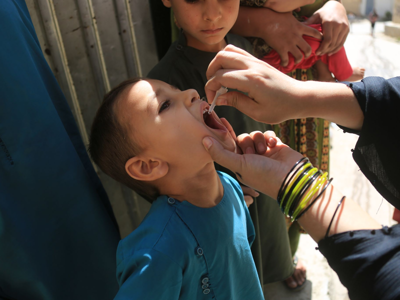 Eine Schluckimpfung kann vor Polio schützen. (Archivfoto) - Foto: Saifurahman Safi/Xinhua/dpa
