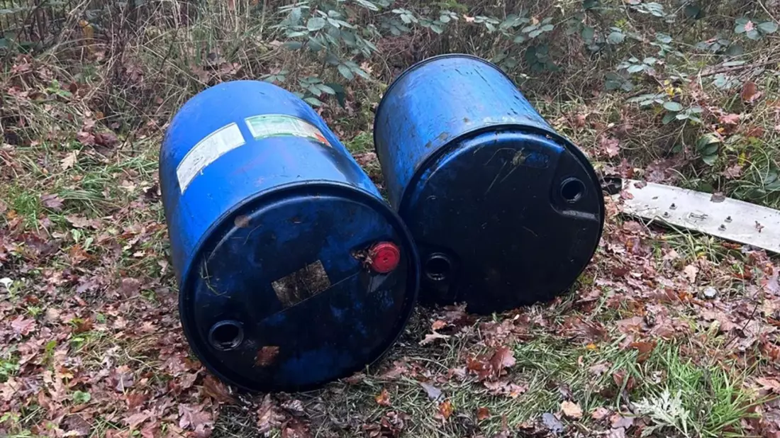 POL-SE: Elmshorn - Illegal entsorgte Fässer laufen aus und verschmutzen Boden - Strafverfahren eingeleitet - Polizei sucht Zeugen - Bild: presseportal.de