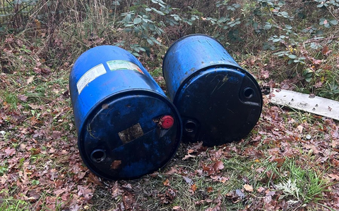 POL-SE: Elmshorn - Illegal entsorgte Fässer laufen aus und verschmutzen Boden - Strafverfahren eingeleitet - Polizei sucht Zeugen - Foto: presseportal.de