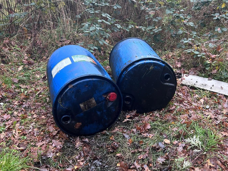 POL-SE: Elmshorn - Illegal entsorgte Fässer laufen aus und verschmutzen Boden - Strafverfahren eingeleitet - Polizei sucht Zeugen - Foto: presseportal.de