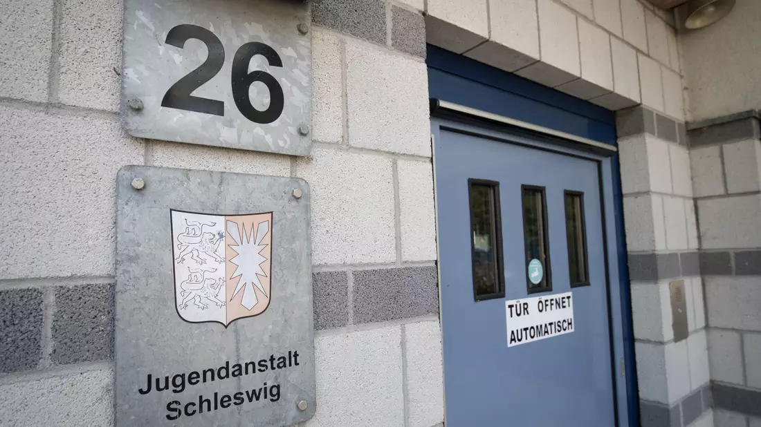 Die Staatsanwaltschaft ermittelt gegen zwei Mitarbeiterinnen der Jugendanstalt Schleswig. (Archivbild) - Bild: Christian Charisius/dpa