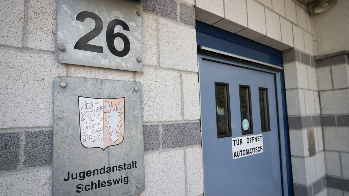 Die Staatsanwaltschaft ermittelt gegen zwei Mitarbeiterinnen der Jugendanstalt Schleswig. (Archivbild) - Foto: Christian Charisius/dpa