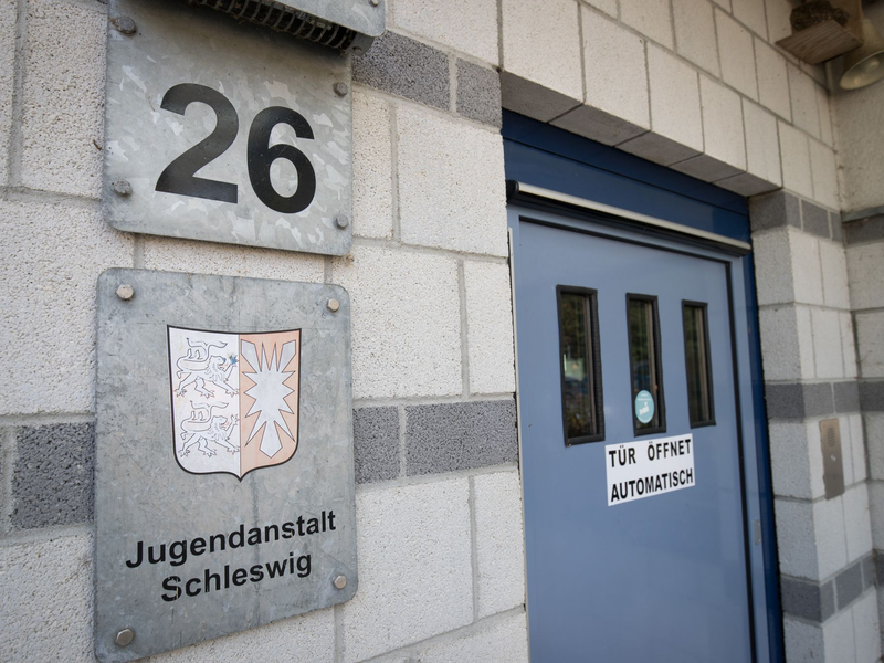 Die Staatsanwaltschaft ermittelt gegen zwei Mitarbeiterinnen der Jugendanstalt Schleswig. (Archivbild) - Foto: Christian Charisius/dpa