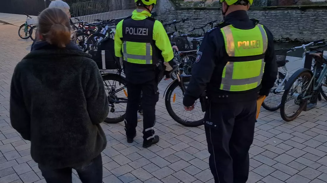 POL-PB: #LEBEN - Polizei führt Beleuchtungskontrollen an Schulen durch - Bild: presseportal.de