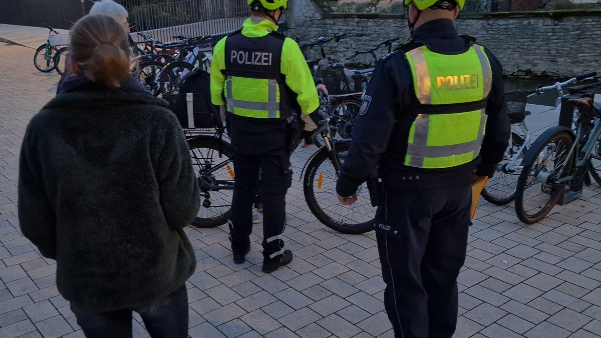 POL-PB: #LEBEN - Polizei führt Beleuchtungskontrollen an Schulen durch - Foto: presseportal.de