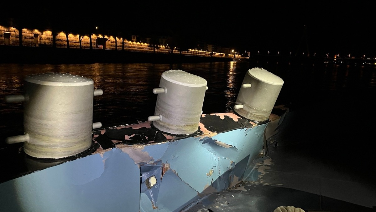 PP-ELT: Schiffsunfall auf dem Rhein bei Neuwied - Foto: presseportal.de
