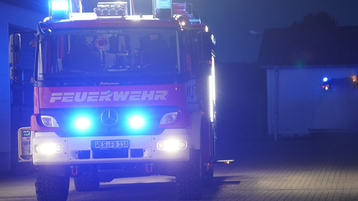 FW Hünxe: Adventskranz brennt - Feuer greift auf Mobiliar über - Foto: presseportal.de