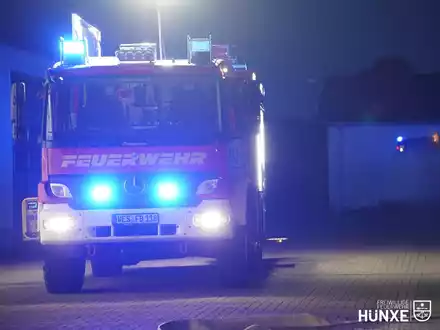 FW Hünxe: Adventskranz brennt - Feuer greift auf Mobiliar über - Foto: presseportal.de