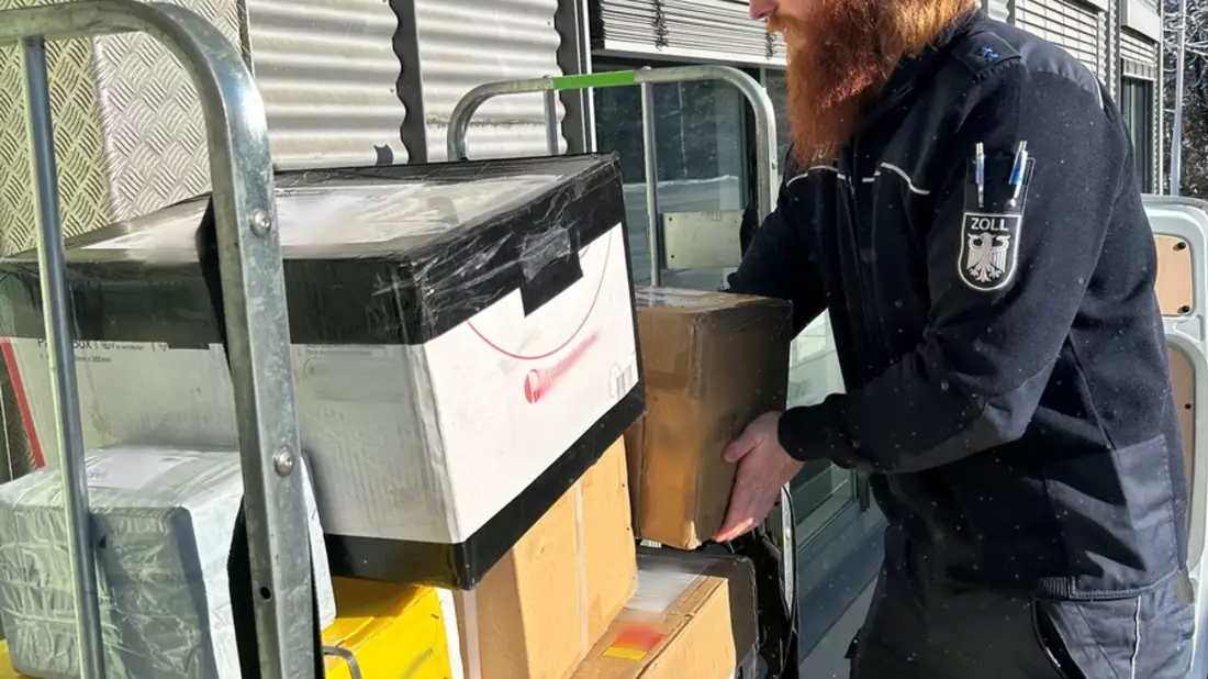 HZA-RO: Der Zoll warnt vor verbotenen Sendungen zur Weihnachtszeit / Federn geschützter Greifvögel und Cannabissamen in Postpaketen beim Hauptzollamt Rosenheim - Bild: presseportal.de