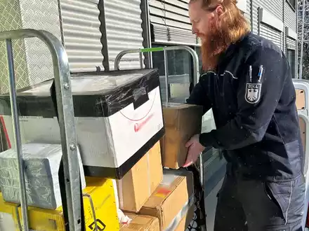 HZA-RO: Der Zoll warnt vor verbotenen Sendungen zur Weihnachtszeit / Federn geschützter Greifvögel und Cannabissamen in Postpaketen beim Hauptzollamt Rosenheim - Foto: presseportal.de