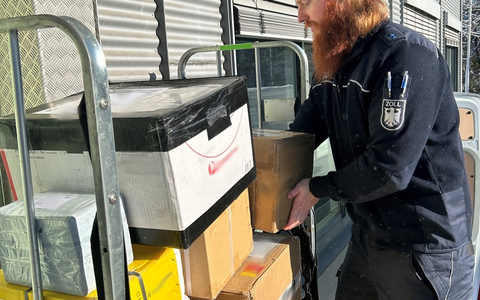 HZA-RO: Der Zoll warnt vor verbotenen Sendungen zur Weihnachtszeit / Federn geschützter Greifvögel und Cannabissamen in Postpaketen beim Hauptzollamt Rosenheim - Foto: presseportal.de