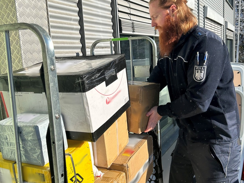 HZA-RO: Der Zoll warnt vor verbotenen Sendungen zur Weihnachtszeit / Federn geschützter Greifvögel und Cannabissamen in Postpaketen beim Hauptzollamt Rosenheim - Foto: presseportal.de