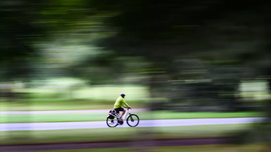 Nicht mal jeder Zweite ist der Ansicht, dass ihm ausreichend sichere Radwege zur Verfügung stehen. (Archivbild) - Bild: Julian Stratenschulte/dpa
