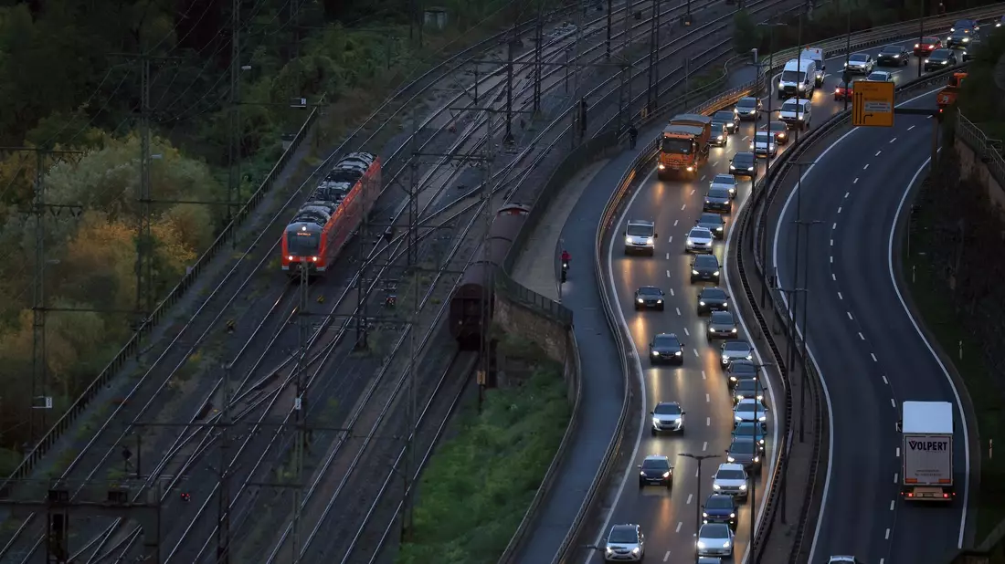 Die Verbände fordern in der Verkehrspolitik einen Paradigmenwechsel und weniger Fokus auf das Auto. (Archivbild) - Bild: Karl-Josef Hildenbrand/dpa