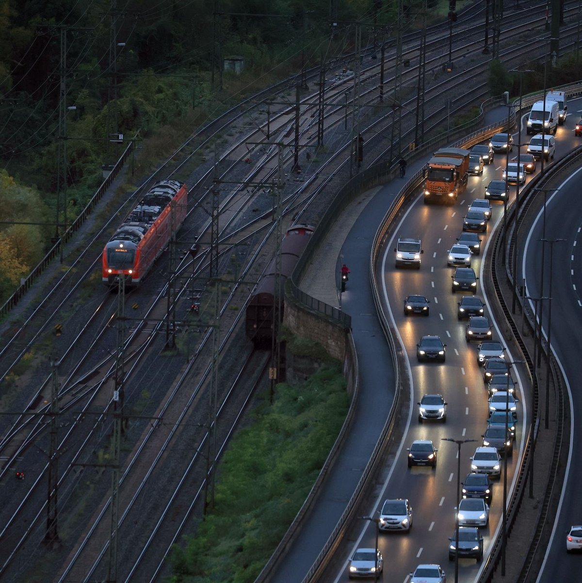 Die Verbände fordern in der Verkehrspolitik einen Paradigmenwechsel und weniger Fokus auf das Auto. (Archivbild) - Foto: Karl-Josef Hildenbrand/dpa